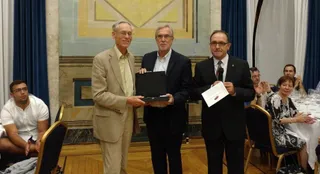 La Asociación Española de Historia Económica distingue al historiador John Elliott como Socio de Honor