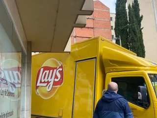 Un camión roza un balcón en la esquina entre la calle Padilleros y la calle José Jaúregui | FOTO SALAMANCA24HORAS.COM