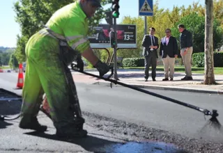 Mañueco visita las obras en el cruce de la avenida Fernando III El Santo con la avenida Reina Berenguela