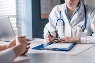 Doctora en una consulta con un paciente. Foto Infosalus