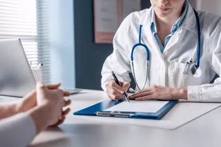Doctora en una consulta con un paciente. Foto Infosalus