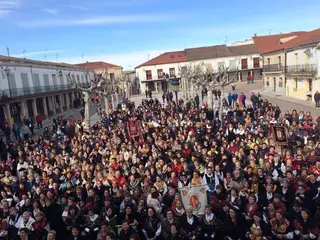 Casi un millar de mujeres toman el mando en Fuentesaúco