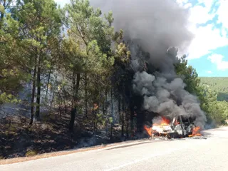 Coche en llamas provoca incendio en Monsagro