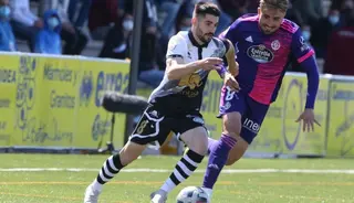 Cris Montes conduce el balón ante Fran Álvarez.