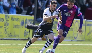 Cris Montes conduce el balón ante Fran Álvarez.