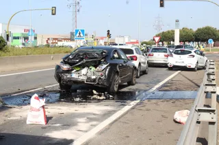 Tres vehículos implicados en un accidente en Carbajosa de la Sagrada. Fotos Carlos H. G