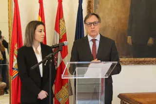 Sara Cámara recibe el premio de ganadora del Campeonato de cocina y Repostería de Castilla y León.