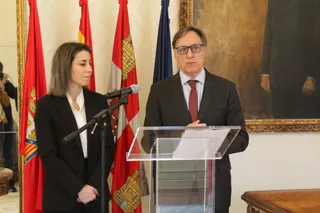 Sara Cámara recibe el premio de ganadora del Campeonato de cocina y Repostería de Castilla y León.