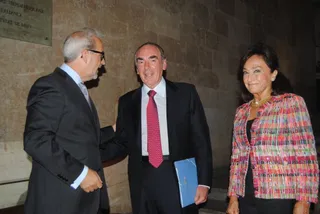 El rector hace entrega de la Medalla de la Universidad de Salamanca a José Antonio Villasante