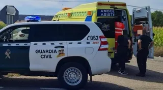 Ambulancia y Guardia Civil de Tráfico en un accidente | Imagen de archivo Salamanca24horas