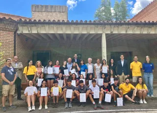 2024 07 11. Foto de familia de los alumnos excelentes de CYL, residencia de Villarino