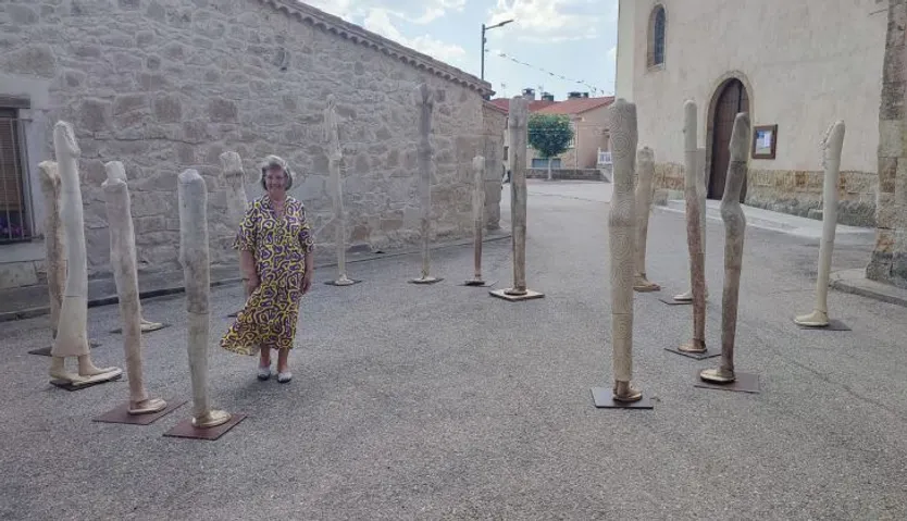 Amelia García junto a su exposición en Valverdón