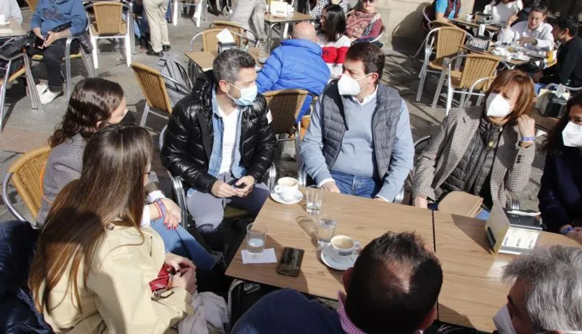 Mañueco pasea junto a su familia por la Plaza Mayor en la jornada de reflexión.