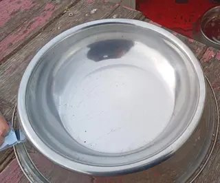 Uno de los comederos vacíos | Castegatos