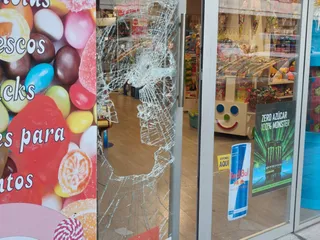Rompen con una alcantarilla el escaparate de una tienda de la avenida de Villamayor | Anass Álvarez