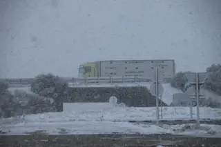 Nieve en carretera colindantes con la A-66 - Fotos de archivo - S24H