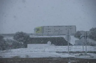Nieve en carretera colindantes con la A-66 - Fotos de archivo - S24H