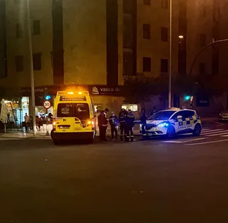 Accidente entre dos turismos en la calle La Bañeza