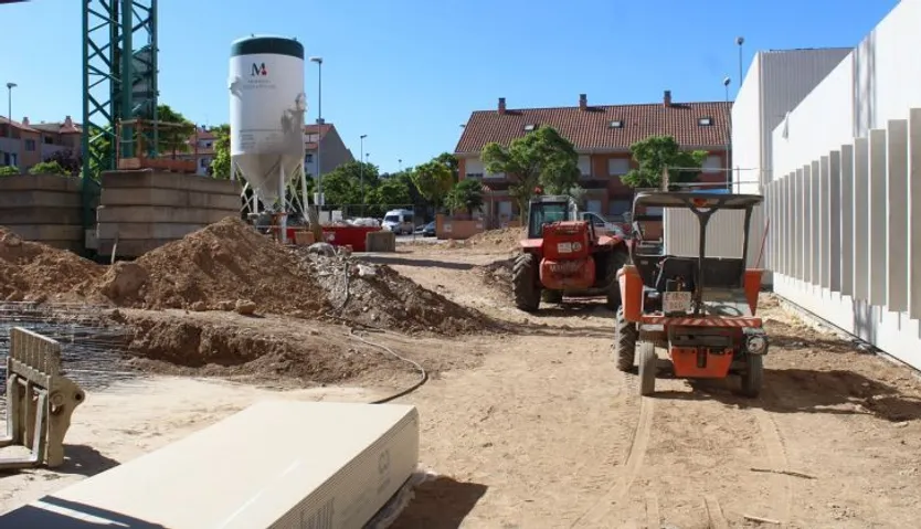 El alcalde de Salamanca, Carlos García Carbayo, visita el nuevo centro Municipal de Mayores de ChamberÍ. Fotos Carlos H.G
