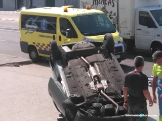 Coche volcado a la entrada del Polígono de los Villares (5)