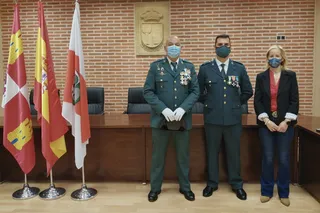 El guardia civil, Santiago Horcajo Zaballos, durante el acto de condecoración en el Ayuntamiento de Macotera