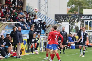 Dani Ponz observa una acción de Rastrojo ante el Tarazona | FOTO ANDREA MATEOS