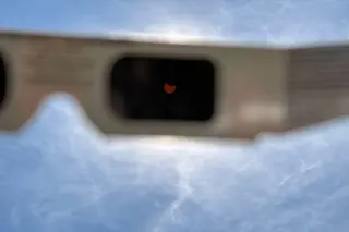 Eclipse Solar Visto a Través De Unas Gafas Homologadas. Imagen Óscar Martín Mesonero