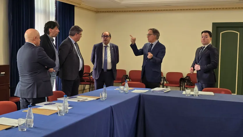 El alcalde de Salamanca, Carlos García Carbayo, preside la reunión del Consejo del Diálogo Social de la Ciudad de Salamanca