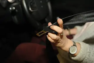 Una mujer poniéndose el cinturón de seguridad | EP