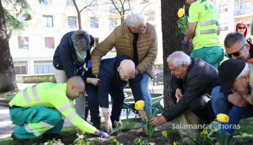 Plantación de tulipanes con motivo del Día Mundial del Parkinson