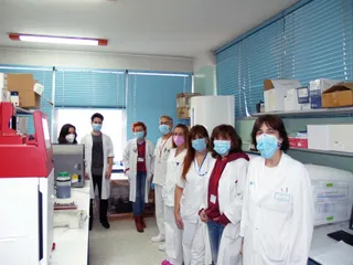 María Isidoro junto a su equipo en el Hospital Universitario de Salamanca. | FOTO: ICAL