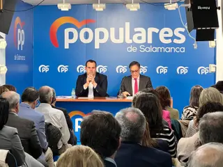 El presidente del PP de Salamanca, Carlos García Carbayo, junto al secretario general del partido, David Mingo. Foto S24H