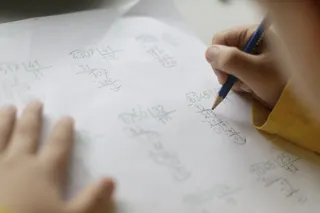 Un niño estudiando matemáticas