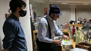 El barman Teo Marcos durante una actividad en la biblioteca peñarandina.