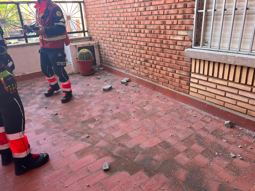 Desprendimiento de fachada en el paseo de los Robles | Andrea Mateos