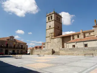 Ayuntamiento de Vitigudino y plaza. Foto de archivo