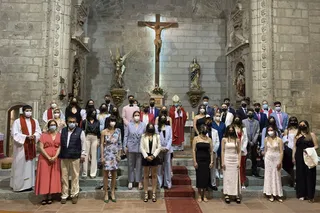 Los jóvenes peñarandinos confirmados tras la eucaristía posan junto a los párrocos y el obispo de Salamanca