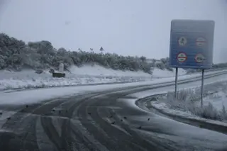 Nieve en carretera colindantes con la A-66 - Fotos de archivo - S24H