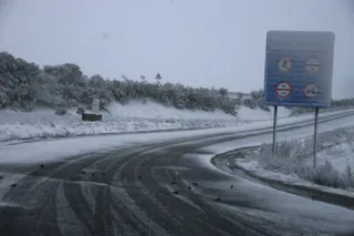 Nieve en carretera colindantes con la A-66 - Fotos de archivo - S24H
