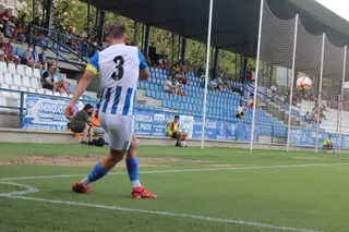 Góngora saca un córner con el Talavera / FOTO CF TALAVERA