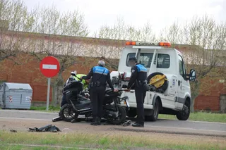 Accidente entre un motorista y un turismo en la avenida de los Agustinos Recoletos | Javier S. Fraile