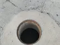 La tapa de una alcantarilla ha servido para reventar el cristal de la gasolinera 