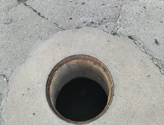 La tapa de una alcantarilla ha servido para reventar el cristal de la gasolinera 