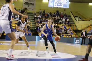 Silvia, en una acción ante Gernika | FOTO SALAMANCA24HORAS.COM