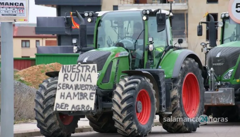 Primeros tractores y Guardia Civil en la zona de la Fontana