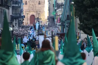 Procesiones por la Rúa Mayor durante la celebración del Viernes Santos en Salamanca en la Semana Santa de 2023