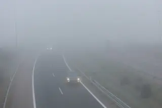 En la imagen la autovía A-62 con una espesa niebla. Foto de archivo. ICAL