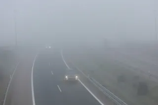 En la imagen la autovía A-62 con una espesa niebla. Foto de archivo. ICAL