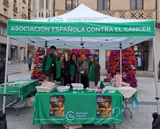 Voluntarios y profesionales, en la mañana de este lunes, en la carpa informativa instalada en la Plaza del Liceo