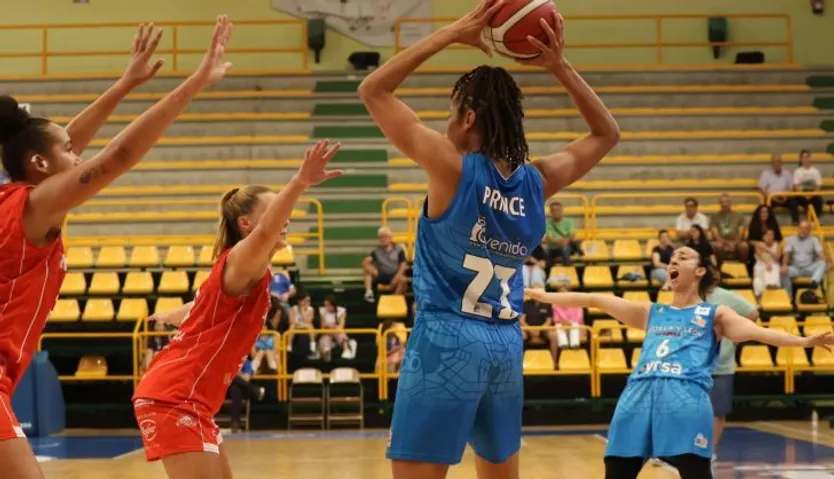 Partido de exhibición de Perfumerías Avenida ante el Club Ensino Luengo